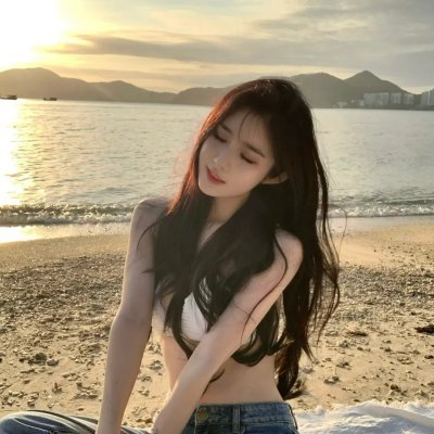 与一位女士合影